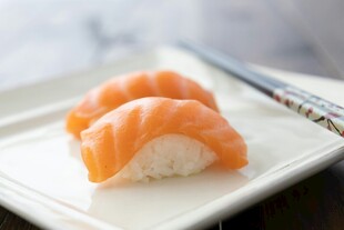 美味三文鱼寿司摆盘