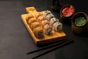 美味寿司拼盘及蘸料