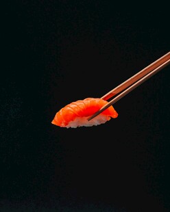 筷子夹着鲜美的三文鱼