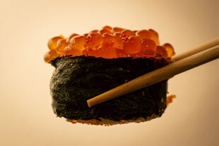 美味鱼子寿司配木筷