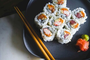 美味寿司拼盘配筷子