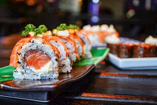 美味寿司拼盘诱人呈现