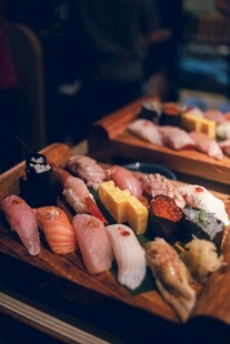多样美味寿司拼盘展示