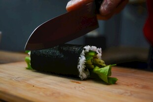 手工制作美味寿司瞬间