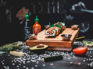 美味寿司拼盘与调料搭配