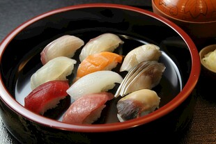 美味寿司盛于碗中
