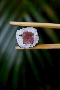筷子夹着美味寿司