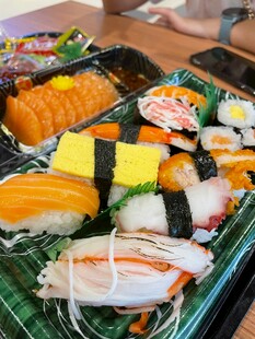 多样美味寿司拼盘展示