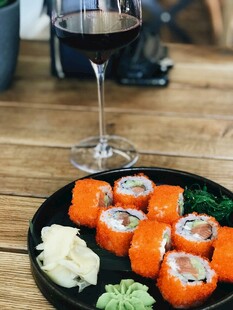 寿司配红酒的精致餐点
