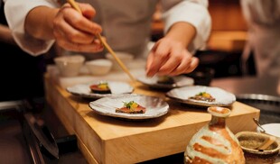 厨师精心制作美味寿司