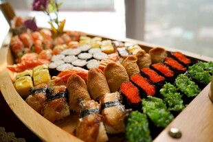 多样美味寿司拼盘展示