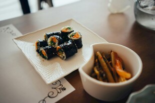 美味寿司与小吃组合