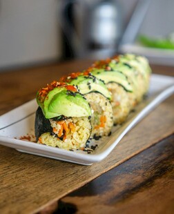 美味牛油果寿司卷展示