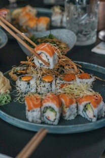 美味多样寿司拼盘展示