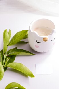 可爱笑脸杯配嫩绿枝叶