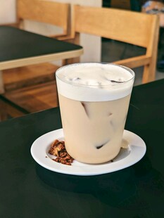 冰咖啡置于桌上面貌清新