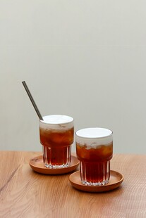 两杯冰咖啡置于木桌