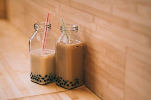 玻璃瓶中的美味珍珠奶茶
