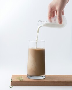 手斟奶茶入杯瞬间