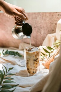 手冲奶茶制作瞬间