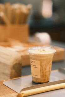 一杯美味拿铁置于桌案
