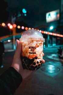 夜晚手持美味冰饮
