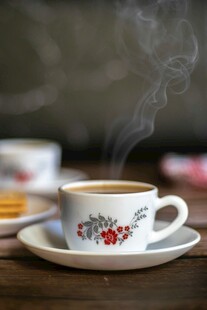 热气腾腾的花卉图案咖啡杯