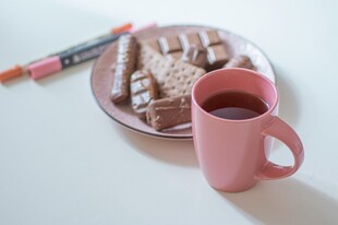 粉色杯与甜点的惬意时光