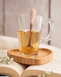 木盘上的玻璃杯与书籍
