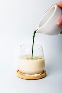 倒入抹茶奶昔的瞬间
