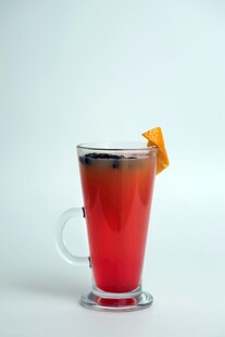 红色水果茶配橙片装饰