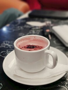 白色杯中的美味热饮