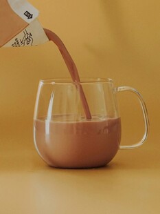 巧克力饮品倒入透明玻璃杯