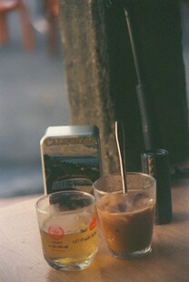 桌上的饮品与打火机