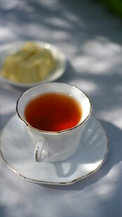 精致白瓷杯中的红茶