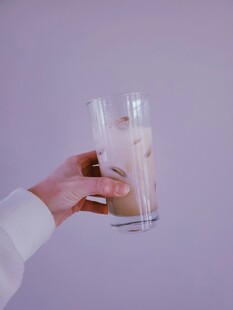 手持玻璃杯饮品特写