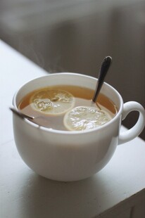 白色杯中的柠檬热饮