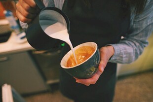 咖啡师正在制作拉花咖啡