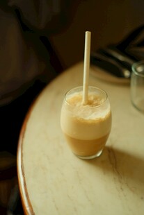 玻璃杯中的美味奶昔