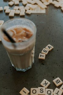 奶昔旁的字母积木