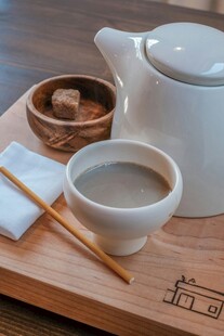 中式茶具与茶饮展示