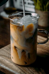 冰咖啡倒入杯中瞬间