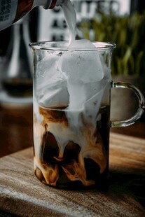 冰咖啡倒入玻璃杯瞬间