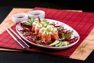 美味三文鱼蔬菜沙拉拼盘