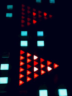 霓虹三角灯光艺术图案