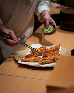 美味披萨正被夹取享用