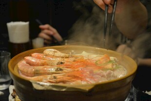 热气腾腾的海鲜火锅盛宴