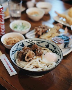 日式美食摆放在木桌上