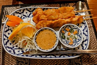 美味炸物拼盘配特色蘸料