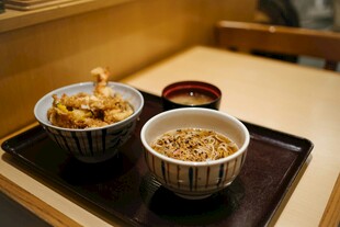 两碗美味日式料理